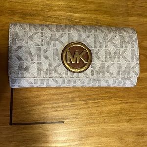 Michael kors women’s wallet.  Never used new w/o tags